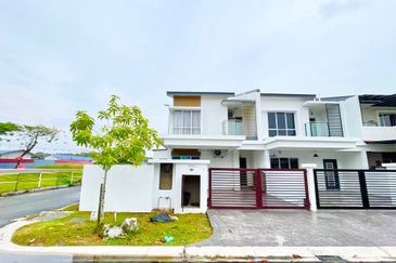 Coner Lot Double Storey Terrace Taman Ruby Dengkil Selangor For Sale