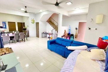 Coner Lot Double Storey Terrace Taman Ruby Dengkil Selangor For Sale