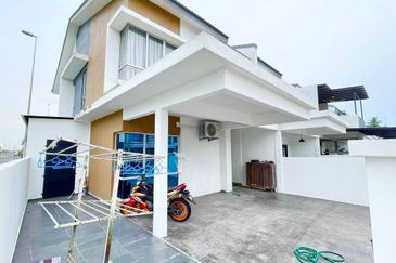 Coner Lot Double Storey Terrace Taman Ruby Dengkil Selangor For Sale