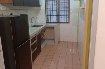 Iris Apartment, Taman Saujana Utama