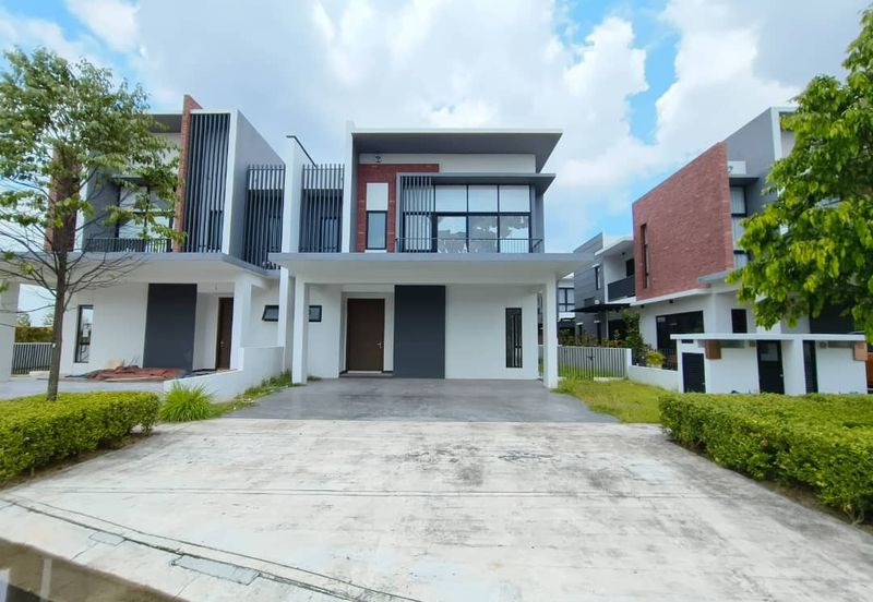 Lucent Residence @ twentyfive.7