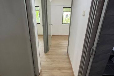 Flat Lingkaran Nusaria, Gelang Patah