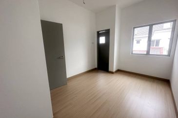 Halya @ Daunan Worldwide