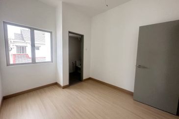 Halya @ Daunan Worldwide