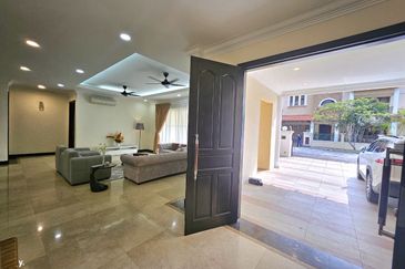 Kiara Peak (Puncak Kiara)