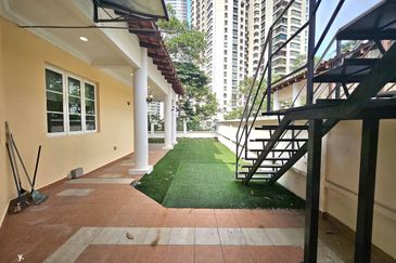 Kiara Peak (Puncak Kiara)