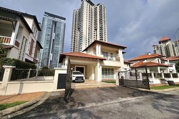 Kiara Peak (Puncak Kiara)