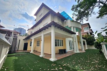 Kiara Peak (Puncak Kiara)