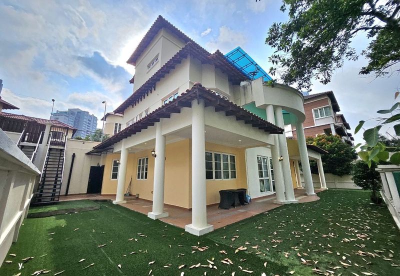 Kiara Peak (Puncak Kiara)