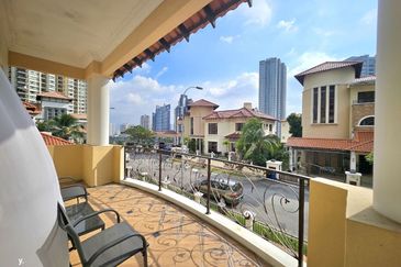 Kiara Peak (Puncak Kiara)