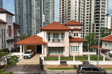 Kiara Peak (Puncak Kiara)