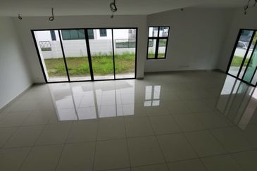 Sierra, Bukit Banyan