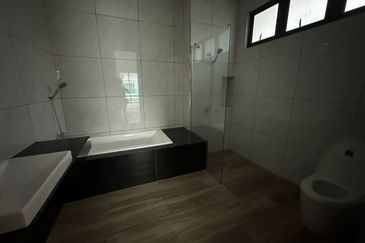 Sierra, Bukit Banyan