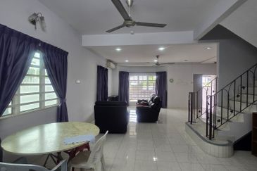 Botani Panorama End Lot - Double Storey House for rent