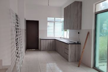 Corner house Meranti hill park