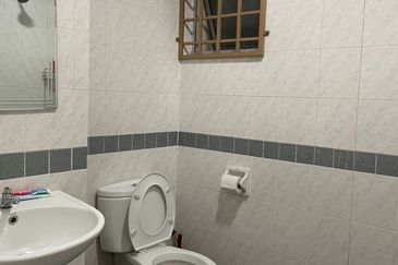 Lakes Condominium, Kota Kemuning For Sale  