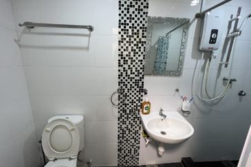 Straits Court Condominium Pasir Emas