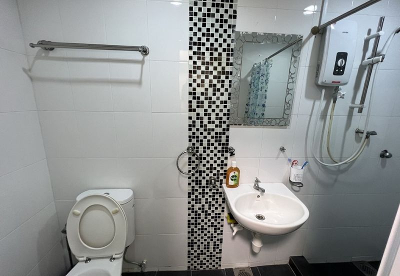 Straits Court Condominium Pasir Emas