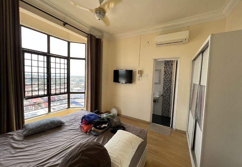 Straits Court Condominium Pasir Emas