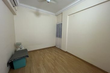 Straits Court Condominium Pasir Emas