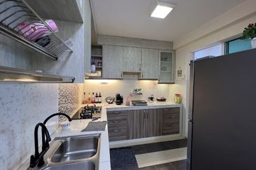 Straits Court Condominium Pasir Emas