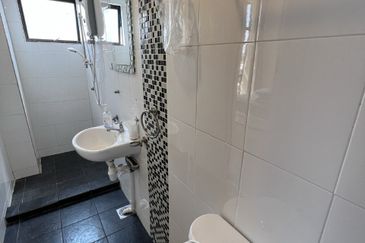 Straits Court Condominium Pasir Emas