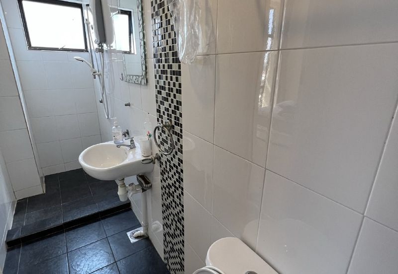 Straits Court Condominium Pasir Emas