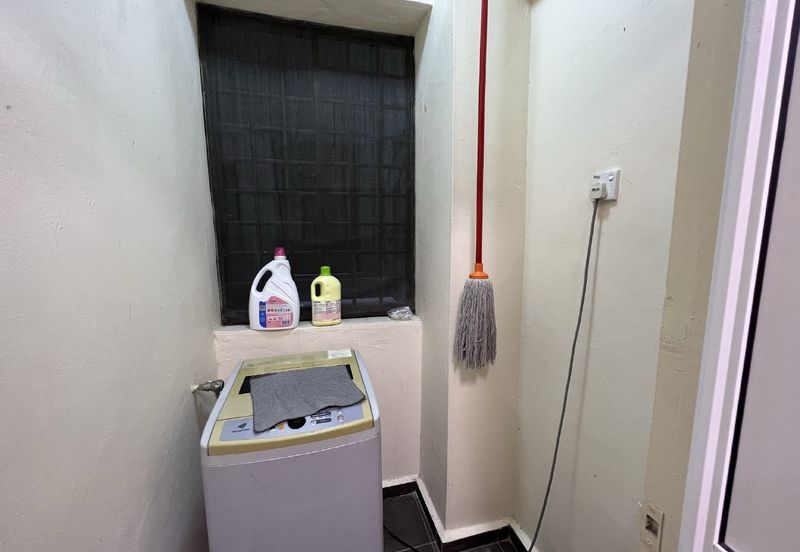 Straits Court Condominium Pasir Emas