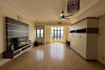 Straits Court Condominium Pasir Emas