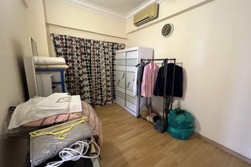 Straits Court Condominium Pasir Emas