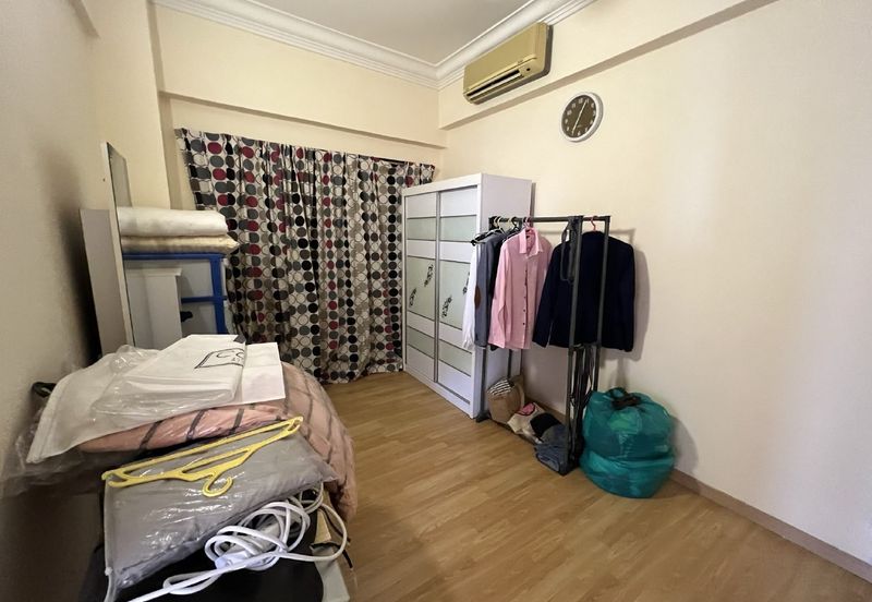 Straits Court Condominium Pasir Emas