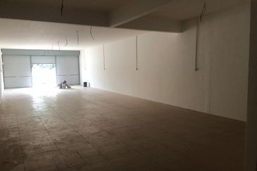 BERCHAM -2  STOREY SHOPLOT-FULLY RENOVATED-NEARBY HOUSES-SUITABLE RESTAURANT-TO LET