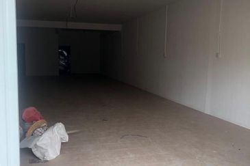 BERCHAM -2  STOREY SHOPLOT-FULLY RENOVATED-NEARBY HOUSES-SUITABLE RESTAURANT-TO LET