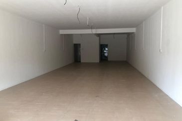 BERCHAM -2  STOREY SHOPLOT-FULLY RENOVATED-NEARBY HOUSES-SUITABLE RESTAURANT-TO LET