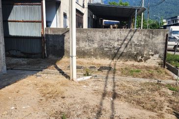MENGLEMBU-CHANDRAN RAYA-2 STOREY FACTORY-35 X 110 -FOR SALE