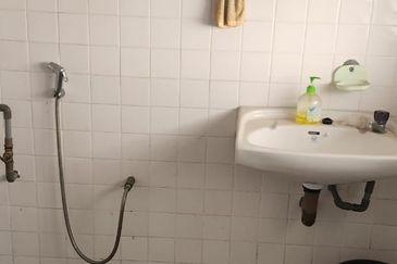 MENGLEMBU-CHANDRAN RAYA-2 STOREY FACTORY-35 X 110 -FOR SALE