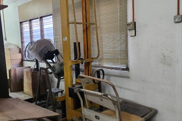 MENGLEMBU-CHANDRAN RAYA-2 STOREY FACTORY-35 X 110 -FOR SALE