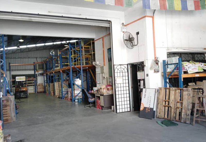 SUITABLE WAREHOUSE -MENGLEMBU FACTORY -IPOH LUMUT HIGHWAY- 2 Forklift together -TO LET