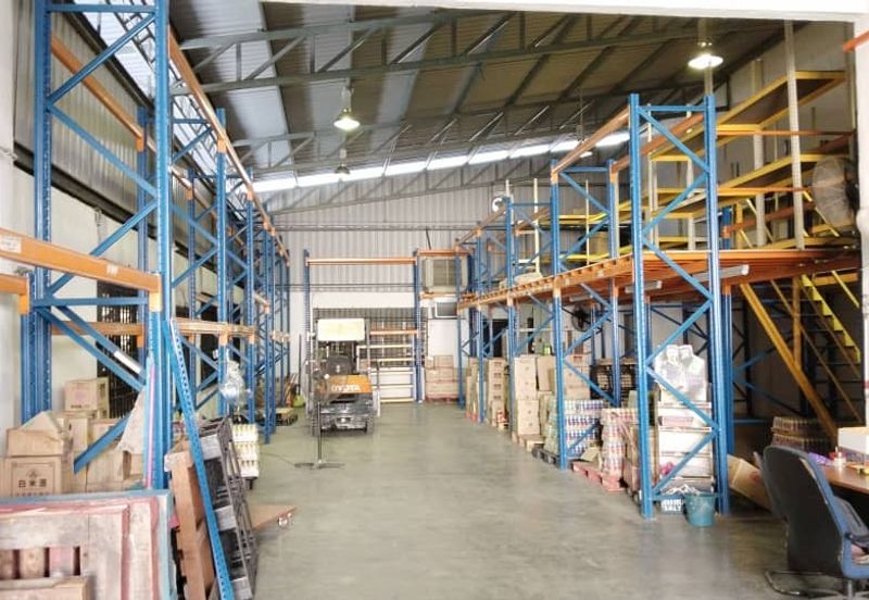 SUITABLE WAREHOUSE -MENGLEMBU FACTORY -IPOH LUMUT HIGHWAY- 2 Forklift together -TO LET
