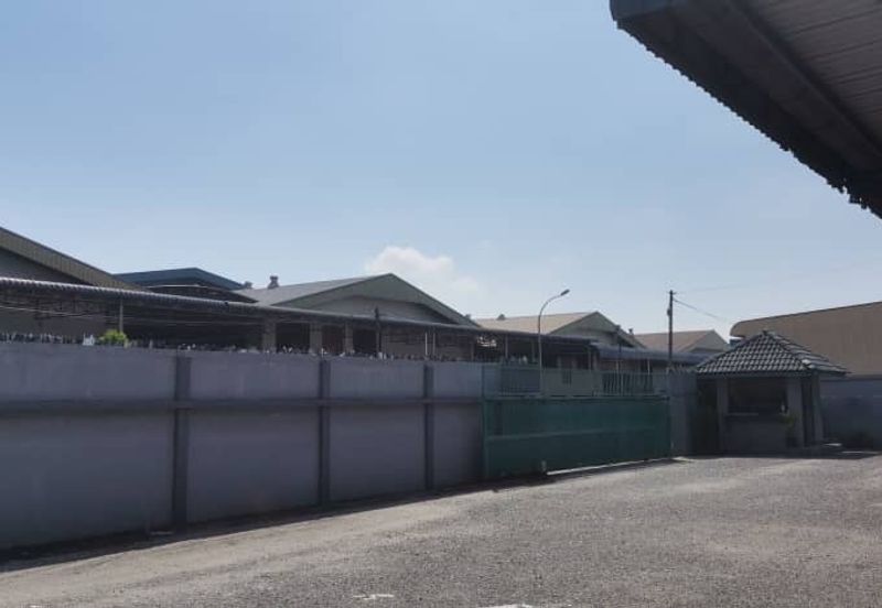20K sq ft -SUITABLE WAREHOUSE,STORE & etc...1 min to IPOH LUMUT HIGHWAY-FULLY COVERED-GOOD CONDITION-CLEAN & TIDY-TO LET