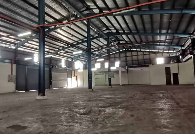 20K sq ft -SUITABLE WAREHOUSE,STORE & etc...1 min to IPOH LUMUT HIGHWAY-FULLY COVERED-GOOD CONDITION-CLEAN & TIDY-TO LET