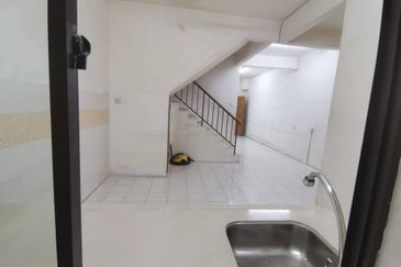 3- Storey terrace house aeon big falim Ipoh for rent