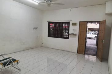 3- Storey terrace house aeon big falim Ipoh for rent