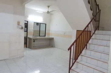 3- Storey terrace house aeon big falim Ipoh for rent