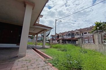 PENGKALAN TIMUR - 2 STOREY CORNER - 3055 sq ft - GOOD CONDITION - TO LET