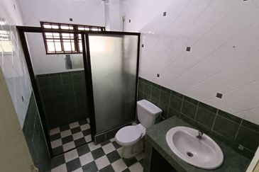 PENGKALAN TIMUR - 2 STOREY CORNER - 3055 sq ft - GOOD CONDITION - TO LET