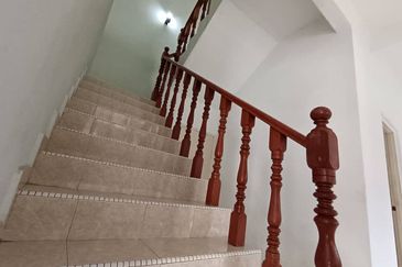 PENGKALAN TIMUR - 2 STOREY CORNER - 3055 sq ft - GOOD CONDITION - TO LET