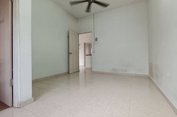 PENGKALAN TIMUR - 2 STOREY CORNER - 3055 sq ft - GOOD CONDITION - TO LET
