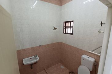 PENGKALAN TIMUR - 2 STOREY CORNER - 3055 sq ft - GOOD CONDITION - TO LET