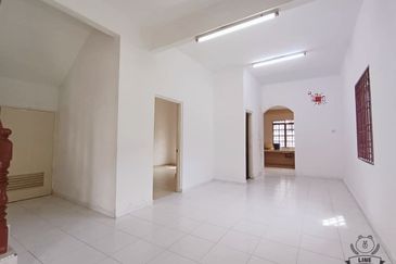 PENGKALAN TIMUR - 2 STOREY CORNER - 3055 sq ft - GOOD CONDITION - TO LET